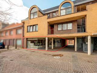 Dit mooie handelsgelijkvloers van ca. 110m² met aparte garagebox is ideaal gelegen in het centrum van Zoersel en is perfect geschikt als...