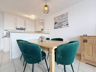 Op zoek naar een ruim en lichtrijk appartement aan de kust? Dit instapklare, volledig gemeubileerde 2-slaapkamer appartement in Oostende bevindt zich op de 1e verdieping met lift, op een absolute toplocatie aan de voet van de zeedijk.<br /><br />Indeling:<br />-Inkomhal<br />- Lichtrijke leefruimte<br />- een open, volledig ingerichte keuken met toestellen<br />- 2 volwaardige slaapkamers<br />- Badkamer met douche<br />- Apart toilet<br />- Berging met aansluiting voor wasmachine<br />- Terras zowel vooraan als achteraan<br /><br />Extra troeven:<br />- Volledig gemeubileerd en instapklaar<br />- Gelegen aan de voet van de zeedijk: direct aan het strand<br />- Lift aanwezig in het gebouw<br />- Zowel een terras aan de voor- als achterzijde (altijd een plekje in de zon of schaduw)<br />- Uitstekende ligging nabij zee, winkels en openbaar vervoer<br />- Fietsenberging<br /><br />Dit appartement combineert optimaal wooncomfort met een uitstekende ligging aan zee. Ideaal voor wie zorgeloos wil genieten van het kustleven.<br /><br />Geïnteresseerd in dit appartement te huur in Oostende?<br />Surf naar www.dewaele.com, zoek het pand op en klik op de rode knop "Vraag je bezoek aan". Vul kort je profiel in, en wij nemen daarna contact met je op voor een bezoek. Let op: telefonisch kunnen er geen afspraken gemaakt worden.<br /><br />Deze AI-visualisaties zijn bedoeld als inspiratie. Er werd geen rekening gehouden met technische specificaties, stedenbouwkundige voorschriften of de concrete mogelijkheden tot realisatie.
