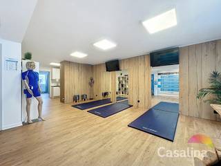 Casalina Real Estate biedt u exclusief te koop aan - Gemengd gebouw uit 1996 met 2 handelszaken en 4 wooneenheden, met kelder en garage. Gelegen...