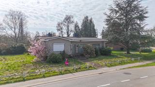 <p>Bent u op zoek naar een rustig gelegen woning met veel ruimte, privacy en potentieel? Dan is deze gelijkvloerse woning op een mooi hoekperceel van meer dan 17 are, gelegen tussen Zolder en Lillo en op korte afstand van het station, zeker een bezoek waard. Dankzij de gunstige ligging combineert u hier een vlotte bereikbaarheid met een aangename, rustige woonomgeving.<br /><br />Bij het betreden van de woning komt u terecht in de inkomhal, die een centrale toegang biedt tot de verschillende ruimtes. Aan de linkerzijde bevinden zich twee volwaardige slaapkamers en de badkamer. In de inkomhal is bovendien een gastentoilet voorzien, wat zorgt voor extra comfort. <br /><br />Vanuit de hal bereikt u eveneens de keuken, die praktisch is ingericht en voorzien van een elektrisch vuur, dampkap, twee microgolfovens, een ingebouwde koelkast en een spoelbak. De keuken geniet van een aangenaam zicht op de achterliggende tuin en vormt zo een fijne plek om te koken en te vertoeven.<br /><br />Aansluitend aan de keuken bevindt zich de ruime leef- en eetruimte, waar de open haard zorgt voor een warme en gezellige sfeer, ideaal voor knusse avonden met familie of vrienden. Achter de keuken vindt u de garage, die ook perfect kan dienen als wasruimte of extra bergruimte. Vanuit deze ruimte heeft u toegang tot de veranda, waar u in alle rust kan genieten van het uitzicht op de tuin en de omliggende groenomgeving.<br /><br />De woning is deels onderkelderd en beschikt daarnaast over een kruipkelder, wat extra opslagmogelijkheden biedt. Het ruime perceel zorgt ervoor dat u rondom de woning voldoende buitenruimte heeft, ideaal voor tuinliefhebbers of wie graag geniet van rust en privacy.<br /><br />Pluspunten:<br />- 2 slaapkamers<br />- Groot perceel van meer dan 17 are<br />- Rustige ligging op een hoek<br />- Gelijkvloerse woning<br />- Deels onderkelderd met kruipkelder<br />- Veranda met zicht op de tuin<br />- Ruime living met open haard<br />- Rolluiken aanwezig<br />- Dichtbij het station<br />- Gunstige ligging tussen Zolder en Lillo<br /><br />Voor een bezichtiging ter plaatse of meer info, bel ons op 078/78.78.70, of kom gewoon binnen op ons kantoor, steeds welkom!</p>