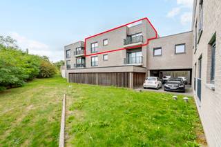 <p>Dit volledig instapklare appartement uit 2017 combineert hedendaags wooncomfort met een praktische ligging nabij openbaar vervoer en belangrijke invalswegen.<br />Dankzij het gunstige EPC-label B geniet u van een energiezuinige woonst met lagere verbruikskosten. De lichtrijke leefruimte sluit mooi aan op het terras en biedt een aangename woonomgeving met vrij zicht.<br />Met twee slaapkamers, een private kelder en een eigen staanplaats is dit appartement ideaal voor jonge gezinnen, senioren of investeerders die op zoek zijn naar een zorgeloze eigendom in Machelen.<br /><br /><u><strong>Belangrijkste ruimtes:</strong></u><br />• Ruime living met veel lichtinval en toegang tot het terras<br />• Open keuken met een praktische indeling en een afwasmachine.<br />• Twee comfortabele slaapkamers<br />• Badkamer met hedendaags comfort<br />• Apart toilet<br />• Handige berging<br />• Terras met aangename buitenruimte<br />• Private kelder voor extra stockage<br />• Eigen staanplaats inbegrepen<br />• Gemeenschappelijke grote fietsenstalling en een ruimte voor afval te stockeren.<br />• Vier gemeenschappelijke staanplaatsen aan de garagepoort, die deel uitmaken van de mede-eigendom.<br /><br /><u><strong>Troeven:</strong></u><br />• Volledig instap klaar appartement uit 2017 met staanplaats en kelder<br />• Gunstig EPC-label B voor energiezuinig wonen<br />• Ideaal voor jonge gezinnen, senioren of investeerders<br /><br />Meer informatie of een bezoek met Margaux Mulkers? Contacteer ons via +3223351114JOUW DROOMAPPARTEMENT. ZO GEVONDEN!</p>