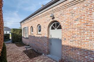 <p><em>Ontdek deze tijdloze en stijlvolle open bebouwing uit 1976, met een gunstig EPC C, gelegen op een perceel van 8a90 en omringd door een idyllische tuin. Deze woning combineert rust, ruimte en charme in een prachtige omgeving.</em></p>
<p>Op het gelijkvloers verwelkomt een lichtrijke inkomhal je naar de gezellige woonkamer met haard en de recente keuken – een lichte en aangename ruimte voor dagelijks leven en samenzijn. Een bureau kan eenvoudig worden ingericht als vierde slaapkamer.</p>
<p>Op de verdieping bevinden zich drie comfortabele slaapkamers en een badkamer. Het dak werd vernieuwd in 2015. Daarnaast beschikt de woning over een garage en staanplaatsen voor vlot parkeren, en een kelder voor extra opbergruimte.</p>
<p>Een unieke kans om te wonen in comfort, stijl en energie-efficiëntie!</p>