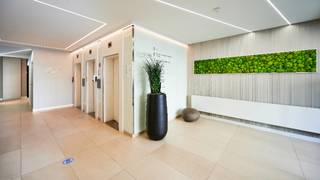 Aangename kantoren te huur in de Louiza wijk. <br /><br />Oppervlakte: 327 m².<br />Parking ratio: 1/50 m² (1.600 €/plaats/jaar).<br />Archieven: 284 m² (85 €/m²/jaar).