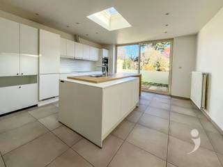 <p><span>Bent u op zoek naar een instapklare woning op wandelafstand van het bruisende centrum van Leuven? Dan is deze charmante woning zeker een bezoek waard. De woning werd gerenoveerd in 2014. We betreden de woning via de inkomhal die ons leidt naar de open leefruimte met gezellige zithoek en eetplaats. Aansluitend bevindt zich de aanbouw met een volledig vernieuwde keuken. Deze moderne keuken is uitgerust met een praktisch eiland met zitgedeelte en beschikt over een oven, microgolf, frigo, kookplaat, vaatwasser en meer dan voldoende kastruimte.</span></p><p><span>Via het grote schuifraam geniet u van een mooi zicht op het terras en de privatieve, volledig omheinde tuin met gras.</span></p><p><span>Op de eerste verdieping vinden we een ruime slaapkamer en een stijlvolle badkamer met regendouche, badkamermeubel met wastafel, toilet en aansluitingen voor wasmachine en droogkast. De tweede verdieping biedt nog twee volwaardige kamers, waarvan één met een leuke mezzanine. Verder is er ook nog een kelder, dat ideaal kan dienen als stockageruimte.</span></p><p><span>Interesse in deze woning? Boek dan snel uw bezoek via </span><span>016 15 31 15</span><span> of </span><span>info@immolivit.be</span><span>.</span></p>