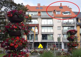 <em><strong>Duplex appartement in residentie Sevilla vlak bij het centrum</strong></em><br /><br />Op de <strong>4de verdieping</strong> : inkomhal, ruime lichtrijke woonkamer met zonneterras en open ingerichte keuken (met warme lucht- en microgolf oven, vaatwasser, elektrische kookplaat). Slaapkamer met douche en wastafel, apart toilet en een berging met aansluiting voor een wasmachine.<br /><br />Op de <strong>5de verdieping</strong> : grote slaapkamer met veluxraam, badkamer met ligbad, douche en lavabomeubel. Alsook een apart toilet.<br /><br />Op slechts 300 meter van het strand!<br /><br /><strong>EXTRA'S :</strong>
<ul>
	<li>Privatieve kelder</li>
	<li>Ruime gemeenschappelijke fietsenberging</li>
</ul>
<br /><strong>FRAIS </strong>: <br />Huur : € 850 / maand <br />Syndic : € 70 / maand<br /><br />Onmiddelijk vrij <br />Contract: 3-6-9jaar<br /><br /><span><em><strong>Gelieve ons te contacteren om een afspraak te maken. </strong></em></span><br /> 