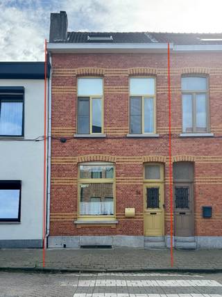 Prachtig ruime gezinswoning met zuid georiënteerde tuin. Deze woning biedt een ideale combinatie van comfort en zeer gunstige ligging.<br />De woning is in perfecte staat , conform alle attesten: EPC, elektriciteit, asbest en bodem.<br />Kenmerken:<br />• woonkamer: een zeer gezellige woonkamer met als extra een goed functionerende houtkachel.<br />• badkamer:<br />• inloopdouche, dubbele lavabo en toilet.<br />• keuken: een ruime keuken voorzien van alle toestellen waaronder een gasfornuis (mogelijkheid tot installatie van een elektrische kookplaat.<br />• slaapkamers: vier ruime slaapkamers met ingebouwde kasten.<br />• vernieuwde cv-ketel : 2025.<br />• kelder: een zeer praktisch, ruime en droge kelder.<br />• belangrijke extra: de woning heeft aan de achterzijde een toegangspoortje.(fietsen, etc.)