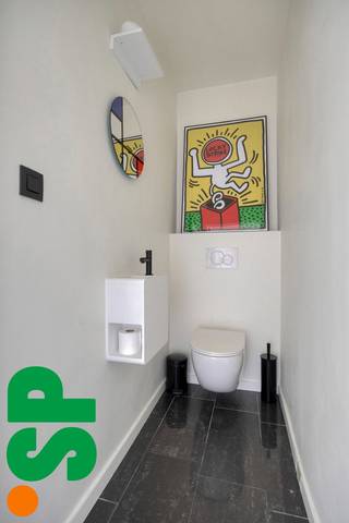 Ruim en instapklaar appartement op centrale locatie.Indeling: inkomhall met gastentoilet, ruime woonkamer (parket) met veel lichtinval, ingerichte...