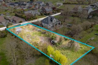 Prachtig vlak perceel met een oppervlakte van 11,53 are en een straatbreedte van 21,67 m. Ideaal gelegen in het aangename landelijke kader van...