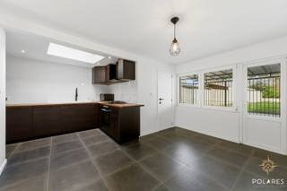 Deze charmante gerenoveerde woning combineert comfort, praktische ruimtes en een rustige ligging op de rand van Vilvoorde. De woning beschikt momenteel over twee volwaardige slaapkamers, met de mogelijkheid om op de zolderverdieping eenvoudig een derde slaapkamer te creëren mits verdere afwerking en het plaatsen van een vaste trap.<br /><br />Op het gelijkvloers vindt u een aangename leefruimte met automatische rolluiken aan de voorzijde en een open ingerichte keuken uitgerust met vaatwasser, gasvuur en oven. Achter de keuken bevindt zich de badkamer met inloopdouche, enkele lavabo en toilet.<br /><br />Op de eerste verdieping bevinden zich twee slaapkamers en een tweede apart toilet, wat zorgt voor extra comfort voor het hele gezin.<br /><br />Een absolute troef van deze woning is de aangebouwde garage die rechtstreeks toegankelijk is via de achterdeur van de woning. Bovendien beschikt u over een extra buitenstaanplaats, waardoor u altijd verzekerd bent van parkeergelegenheid (1 binnen en 1 buiten).<br /><br />De praktische kelder met volledige staanhoogte, toegankelijk via de keuken, biedt bovendien tal van mogelijkheden en is ideaal als stockage-, hobby- of wasruimte.<br /><br />Buiten geniet u van een zeer gezellig tuintje met volledige privacy — de ideale plek om in alle rust te ontspannen.<br /><br />Daarnaast woont u hier in een rustige en groene omgeving op de rand van Vilvoorde, terwijl winkels, scholen, openbaar vervoer en belangrijke invalswegen zich vlakbij bevinden. Deze woning combineert dus perfect rust, comfort en bereikbaarheid.<br /><br />Bezoeken zijn mogelijk tijdens de bezoekdag op 24 juni. Inschrijven kan via www.polares.eu