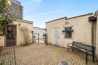 p een rustige en groene locatie in Nieuwkerken presenteren we deze charmante halfopen bebouwing met een <strong>uitstekende bereikbaarheid</strong> richting zowel het centrum als de invalswegen. De woning combineert <strong>rust, functionaliteit en comfort</strong>, ideaal voor wie wil genieten van het buitenleven zonder in te boeten aan mobiliteit.

<p>Op het <strong>gelijkvloers</strong> komen we binnen via de <strong>inkomhal (4m²)</strong> met <strong>apart gastentoilet</strong>. De <strong>lichtrijke leefruimte (28m²)</strong> vormt samen met de aanpalende <strong>keuken (12m²)</strong> – uitgerust met <strong>ingemaakte kasten, koelkast en kookplaat</strong> – een aangename leefzone met zicht op het terras. Naast de keuken bevindt zich nog een <strong>praktische bergruimte (4m²)</strong> met aansluitingen voor <strong>was- en droogmachine</strong> en bijkomende kastruimte. Buiten geniet je van een <strong>gezellig terras</strong> en is er bovendien een <strong>ruime garage / technische bergplaats (43m²)</strong>, ideaal voor stockage, hobby’s of fietsen.</p>

<p>Op de <strong>eerste verdieping</strong> brengt de nachthal ons naar <strong>twee slaapkamers (17m² en 9m²)</strong> die beide rechtstreeks toegang hebben tot de <strong>badkamer (6m²)</strong>, ingericht met <strong>ligbad en toilet</strong>.<br /><br /><strong>Bij deze verkoop is de renovatieverplichting van toepassing. De koper heeft 5 jaar de tijd om de woning energetisch te renoveren tot energielabel D of beter.</strong></p>

<p>Ben je op zoek naar een <strong>instapklare woning in een groene en vlot bereikbare omgeving</strong>? Dan is dit jouw kans!</p>