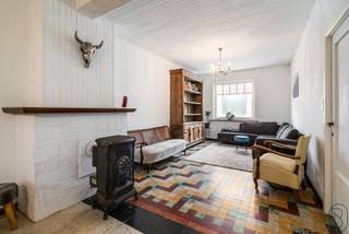 Gezellige ruime instapklare woning met TUIN en 3SLK! Indeling: inkom, ruime leefruimte, keuken, badkamer, handige bergruimte en wasplaats. Op de eerste verdieping bevingen zich 2 grote kamers. De zolder die volledig is ingericht als slaapkamers is bereikbaar via een vaste trap. TROEVEN: Elektriciteit vernieuwd, grote ruimtes, ideaal als STARTERSWONING of als INVESTERING!