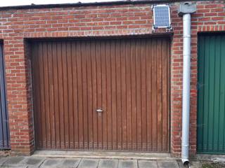 De garage is gelegen in een straatje tussen 2 huizen dus sociale controle en op privé terrein.De garage heeft elektriciteit, en is volledig droog...