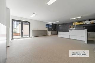 Bezoeken ter plaatse worden ingepland via e-mail: bart@vastgoedvalkenborgh.be<br /><br />Elderseweg 138 te 3700 Tongeren: Handelspand met appartement op toplocatie vol mogelijkheden in Tongeren.<br />Gelegen langs de drukke Elderseweg, een belangrijke verbindingsweg naar het centrum van Tongeren en de omliggende gemeenten, geniet dit eigendom van een uitstekende bereikbaarheid en een hoge visibiliteit. Dankzij de strategische ligging vormt dit de ideale uitvalsbasis voor ondernemers, investeerders en vrije beroepen.<br />Met een bruikbare oppervlakte van maar liefst <strong>282 m²</strong> biedt dit pand ongekende mogelijkheden. Of u nu droomt van een stijlvolle handelszaak, een kantoorruimte, een horecaconcept, een praktijk voor een vrij beroep of een combinatie van werken en wonen: hier krijgt u alle ruimte om uw plannen werkelijkheid te maken.<br />Een extra troef is de <strong>residentiële wooneenheid (appartement)</strong>, waardoor u wonen en werken perfect kunt combineren of een bijkomend rendement kunt realiseren via verhuur.
<h3><strong>Troeven</strong></h3>

<ul>
	<li><span>Commerciële topligging langs een drukke invalsweg.</span></li>
	<li><span>Uitstekende bereikbaarheid richting Tongeren, Bilzen en E313.</span></li>
	<li><span>Totale bruikbare oppervlakte in handelsruimte van <strong>282 m²</strong>.</span></li>
	<li><span>Geschikt voor handel, kantoor, horeca, praktijk of dienstverlening (eventueel onder voorbehoud van bijkomende vergunningen).</span></li>
	<li><span>Residentieel en ruim appartement aanwezig van <strong>126<strong>m² </strong></strong>met aparte ingang.</span></li>
	<li><span>Ideaal als investering of voor eigen uitbating.</span></li>
	<li><span>Tal van mogelijkheden om het pand volledig naar eigen wensen in te richten.</span></li>
</ul>
Dit is een eigendom met karakter én toekomstpotentieel. De combinatie van een commerciële topligging, een royale oppervlakte en een residentiële functie maakt dit pand bijzonder interessant voor ondernemers en investeerders die op zoek zijn naar een locatie met groeimogelijkheden. Een bijkomende troef is dat in dit pand jarenlang met succes een handelszaak werd uitgebaat, wat de commerciële aantrekkingskracht en de uitstekende ligging van deze locatie extra onderstreept.<br /><br />Indeling: Handelsruimte: open eetruimte voor klanten , gastentoilet, toog met saladebar (koeling), granieten werkblad, aparte ruimte met koelcel, groot gasvuur, achteringang voor leveranciers.<br />1e Verdieping appartement: via een aparte ingang krijg je toegang tot het appartement; leefruimte, keuken, toilet ,volwaardige trap naar tweede verdiep, ruime slaapkamer 1, ruime slaapkamer 2, badkamer.<br /><br />Kelder aanwezig in handelsruimte.<br /><br />Comfort: De handelsruimte werd volledig gerenoveerd in 2022 en is voorzien van steentapijt en is volledig instapklaar. De gevel werd volledig uitgeslepen en terug ingevoegd. Het dak werd volledig vernieuwd. De keuken in het appartement is voorzien van een kookplaat, inbouwoven, inbouwfrigo en een spoelbak. De badkamer is voorzien van een bad, douche, wc, lavabo en een sauna. Er is een aparte toegang naar het residentiële gedeelte waardoor er geen impact is voor bewoning. <br /><br />Energie : PVC ramen met deels hoogrendementsglas en dubbel glas. Dak volledig nieuw en geïsoleerd. Centrale verwarming op mazout voor de handelsruimte maar er is een gasaansluiting voorzien om te schakelen naar een hoogrendementsketel. CV Hoogrendementsketel in het appartement van Vaillant. Rolluiken aanwezig in het appartement (manueel) en gedeeltelijk elektrisch in het handelspand.<br />EPC-score: 225 Kwh/m² (C) voor het appartement en 738 kWh/m² voor de handelsruimte (E). <br /><br />Ruime parkeergelegenheden vooraan het handelspand en achteraan ruime toegang voor leveranciers.<br /><br />Het appartement wordt momenteel bewoond door een huurder. <br /><br />Bewoonbare opp.: handelsruimte (282m2) appartement (126m2).<br />Perceel opp.: 3a97ca.<br />Bouwjaar: 1955 - grondige renovatiewerken uitgevoerd in 2021 en 2022 (dak, handelsruimte, gevel,…).<br />KI: 1.494 euro.<br />Vraagprijs: 285.000 euro.<br />Meer informatie via kantoor op 0475/55 59 03 of bart@vastgoedvalkenborgh.be.<br /> 