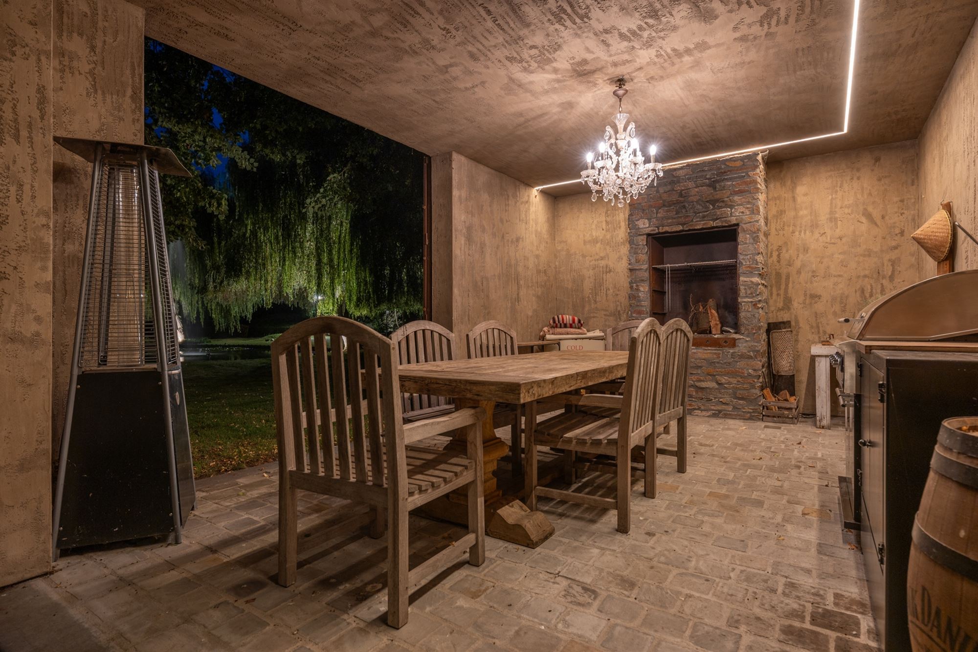 Unique, luxurious farmhouse with an indoor pool, spa, and golf course - photo 5