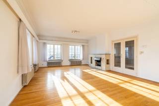 EXCLUSIEF TE KOOP: UITZONDERLIJK HOEKAPPARTEMENT<br /><br />Inkomhal met vestiaire die toegang biedt tot de eetruimte, de lichtrijke leefruimte en de gesloten keuken.<br /><br />Het appartement beschikt over twee slaapkamers, beide uitgerust met praktische ingemaakte kasten. De badkamer is voorzien van een lavabo, ligbad en aansluiting voor een wasmachine.<br /><br />Extra troeven: een privatieve kelder, een fietsenberging, een lift in het gebouw, mogelijkheid tot een derde slaapkamer en een recent vernieuwd dak.<br /><br />Dankzij de hoekligging geniet het appartement van mooie open zichten en veel natuurlijke lichtinval.