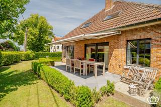 <p><span>Rustig gelegen, ruime landelijke villa te Kalmthout met onder meer leefruimte, bureel, ingerichte keuken, dubbele inpandige garage, berging, 3-4 slaapkamers, 1 badkamer en polyvalente ruimte met uitbreidingsmogelijkheden op een perceel van circa 1.300 m².</span></p><p><span> </span></p><p><span>INDELING</span></p><h4><span>Gelijkvloers:<br />Ruime inkomhal met gastentoilet. Aan de ene zijde bevindt zich een bureel, dat ook perfect kan dienen als slaapkamer. Aan de andere zijde opent zich de ruime leefruimte van ca. 60 m².<br />De leefruimte geniet dankzij de grote raampartijen van een aangename lichtinval en wordt extra sfeervol door de centrale doorkijkhaard. Via de schuiframen loopt u rechtstreeks naar het zuidgerichte terras en de tuin.<br />De halfopen keuken is uitgerust met een oven, koelkast, dubbele spoelbak en gasfornuis. Aansluitend bevindt zich een praktische berging.<br />Verder beschikt het gelijkvloers over een badkamer met dubbele wastafel, ligbad en toilet, een aparte wasberging met aansluitingen voor wasmachine en droogkast en een ruime dubbele inpandige garage.</span></h4><h4><span>Eerste verdieping:<br />De open vide met massief houten trap brengt u naar de eerste verdieping en geeft toegang tot 3 slaapkamers en een polyvalente ruimte. Deze laatste biedt tal van mogelijkheden en kan, na verdere afwerking, worden ingericht als een ruime master suite met een eigen badkamer en dressing.</span></h4><p><span>Tuin:</span></p><p><span>De prachtige tuin is volledig omheind, geniet veel privacy en is voorzien van een zonnig terras.</span></p><p><span>Verder is er voldoende parkeergelegenheid vooraan de woning.</span></p><p><span> </span></p><p><span>Pluspunten:</span></p><p><span>-Gebouwd met duurzame en kwalitatieve materialen</span></p><p><span>-Rustig gelegen</span></p><p><span>-Recente CV ketel</span></p><p><span>-Tijdloze bouwstijl</span></p><p><span>-Dubbele inpandige garage</span></p><p><span> </span></p><p><span> </span></p>