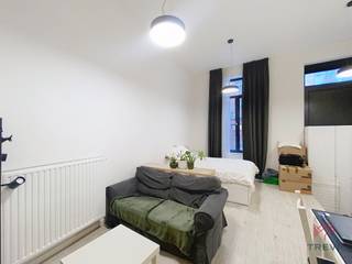 BRUSSEL - Op een steenworp afstand van het Rogierplein, dicht bij alle voorzieningen (openbaar vervoer en winkels). GEMEUBILEERDE studio van ± 40...