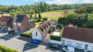 <strong>Vastgoed DW verkoopt een bijzonder horecapand met woonst, gelegen op een ruim perceel van ca. 1.273 m². Een unieke opportuniteit voor wie wonen en ondernemen wil combineren op één karaktervolle locatie.</strong><br />Bar L’Eze is geen klassieke horecazaak. De ruimtes beschikken over een <strong>warme en uitnodigende sfeer</strong> en sluiten rechtstreeks aan op de verschillende buitenruimtes. De groene tuin, de gezellige terrassen en de overdekte buitenruimte die zorgen voor een bijzonder aangenaam gevoel.<br />Een absolute troef is de <strong>ruime privéwoonst</strong>, die een mooie combinatie vormt met de horecazaak. De woning beschikt op het gelijkvloers over een aangename leefruimte met veel lichtinval, een gezellige zithoek, eetruimte, keuken, doucheruimte en bureau. De huidige inrichting straalt rust en kwaliteit uit.<br />Op de verdieping bevinden zich <strong>twee ruime slaapkamers en een badkamer</strong>. Daarnaast is er nog ongeveer <strong>30 m² niet-afgewerkte ruimte (</strong>extra slaapkamer, hobbyruimte of polyvalente ruimte).<br />Vooraan is er een <strong>garage en</strong> een afzonderlijk gebouw dat momenteel dienstdoet als berging en toiletruimte.<br />De woning biedt bijzonder veel mogelijkheden. Wonen, werken, ondernemen, een horecazaak, een handelsruimte… of misschien wel een volledig nieuw verhaal dat wij vandaag nog niet kunnen bedenken. Het karaktervolle gebouw en de gezellige grote tuin met uniek zicht op de Cotthemse vallei maakt van dit project iets <strong>uitzonderlijk, vol passie, uitstraling en met een eigen identiteit. </strong><br /><strong>Technisch</strong><br />Momenteel beschikt het pand over een <strong>EPC met label E</strong>. Dit is mede het gevolg van een gedeelte met enkel glas in de horecaruimte. Met minimale kosten kan <strong>het EPC naar een D-label of beter gebracht worden</strong>.<br />De <strong>elektrische installatie is conform</strong>.<br />Volgens het asbestattest is er asbest aanwezig in onder meer het <strong>onderdak, bepaalde luiken, pleisterwerk in de kelder en een dichting van de verwarmingsketel</strong>. Deze materialen zijn aangeduid als <strong>'zorgvuldig te beheren'</strong>.<br /><strong>Bar L’Eze - Een naam met een knipoog. Een pand met karakter. Een plek met mogelijkheden.</strong><br /><br /><br /><strong>Contacteer Vastgoed DW voor meer informatie of een bezoek ter plaatse.</strong><br />