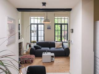 Karaktervolle en authentieke stadswoning in het historisch centrum van Gent.<br /><br />Rustig en centraal gelegen tussen het Baudelopark en de Vrijdagmarkt bevindt deze woning zich in een uitzonderlijk rustig deel van de stad, in de directe nabijheid van alle belangrijke winkelstraten, hogescholen, universiteiten en het openbaar vervoer.<br /><br />Achter de authentieke gevel schuilt een woning waar karakter en hedendaags comfort elkaar ontmoeten. De recente renovaties van 2021 zorgen voor een mooi evenwicht tussen originele elementen en een eigentijdse afwerking.<br /><br />De woning beschikt over twee slaapkamers en een ruime badkamer. Met een bewoonbare oppervlakte van 99 m² is dit de ideale plek voor koppels, studerende kinderen of voor wie op zoek is naar een discrete woning midden in de stad.<br /><br />Inkomhal met gastentoilet, woonkamer en eetplaats met dakraam, die naadloos overgaat in de keuken. Verder is er een kelder voorzien als extra opbergruimte. Op de eerste verdieping vindt u de eerste slaapkamer en een badkamer met tweede toilet, douche/bad en wastafel.<br /><br />Op de tweede verdieping bevindt zich een polyvalente kamer die kan dienen als slaapkamer, bureau of hobbykamer, of een combinatie van de drie. Extra maatwerkkasten zijn hier eveneens reeds voorzien.<br /><br />Hoge plafonds, slimme maatwerkoplossingen en een doordachte indeling zorgen voor een optimaal gebruik van elke vierkante meter. Ondanks het compacte karakter straalt de woning een uniek gevoel van ruimte en charme uit.<br /><br />Originele houten structuren, de open haard en zorgvuldig bewaarde details geven de woning haar authentieke uitstraling.<br /><br />Een ideale uitvalsbasis voor wie karaktervol wil wonen op een van de meest rustige en centrale locaties van Gent.