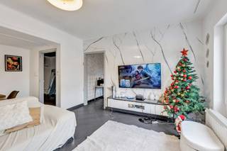 <p>Op een rustige ligging in Denderleeuw bevindt zich dit <strong>instapklare appartement van 80 m²</strong>, gelegen op de eerste verdieping. Winkels, scholen en het treinstation bevinden zich op wandelafstand. Het appartement verkeert in zeer goede staat en beschikt bovendien over een <strong>gunstig EPC-label B!</strong><br />De indeling omvat een inkomhal, een lichtrijke living met salon en eetplaats, een berging, een badkamer en twee slaapkamers. Tevens beschikt het appartement over een balkon.<br /><strong>Ideaal voor eigen bewoning of als investering! </strong>Geen lift aanwezig - Buitenschrijnwerk in PVC met dubbele beglazing  - <strong>geen syndicuskosten!</strong>.</p>