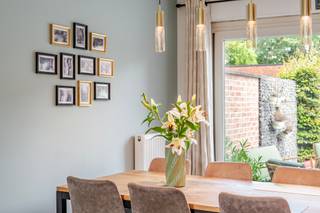 <p>Deze gezinswoning is gelegen in een rustige, doodlopende straat in Lovendegem en combineert comfort, energiezuinigheid en een uitstekende bereikbaarheid. De woning beschikt over een uitstekende EPC-score A, zonnepanelen en een conforme elektrische installatie. </p><p>Binnen vinden we een aangename leefruimte met ruime woonkamer en volledig uitgeruste keuken. Verder beschikt de woning over een garage, wasplaats en een directe verbinding met de tuin. Op de eerste verdieping zijn er vier slaapkamers, waarvan één ingericht als bureau en een badkamer met bad, douche en toilet. Bovendien is er een ruime zolderverdieping.<br />De woning beschikt over een bewoonbare oppervlakte van 171 m² en biedt dankzij de praktische indeling heel wat ruimte en comfort. Ook is ventilatie type D aanwezig en een regenwaterput.</p><p>De rustige ligging in een doodlopende straat biedt een aangename, kindvriendelijke woonomgeving. Alle praktische voorzieningen van supermarkten en scholen tot openbaar vervoer bevinden zich nabij. Bovendien geniet je van een strategische ligging met een vlotte verbinding naar Gent, de R4 en de voornaamste snelwegen.</p><p>Interesse in deze woning? Contacteer ons gerust voor een bezoek op 0456 98 16 85 of via <strong><u>zuzana@altro-vastgoed.be</u></strong>.</p>
