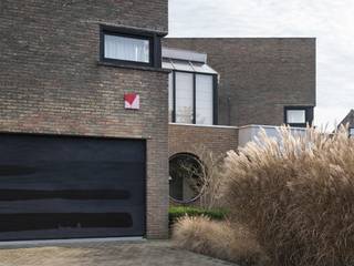 <strong>Brutalistische woning ‘Haerick’, gebouwd in 1976 naar ontwerp van architecten Xavier De Wulf en Johan De Vos. </strong><br /><strong> </strong><br /><em>Voor meer informatie, mail naar info@carloeggermont.be</em><br /><br />Op een gunstige locatie, in de groene rand van Gent en nabij het natuurreservaat Bourgoyen-Ossermeersen, bevindt zich deze atypische woning met sculpturale volumetrie, waarin pure jaren ’70-architectuur wordt gecombineerd met een brutalistische vormgeving.<br /><br />Het pand is gelegen in een doodlopende straat, op een hoekperceel van 780 m², en heeft een bruto vloeroppervlakte van 277 m². De woning beschikt over vier slaapkamers, twee badkamers en een aparte bureauruimte op het gelijkvloers, die de mogelijkheid biedt om wonen en werken te combineren.<br /><br />We betreden de woning langs een ruime inkomhal met gastentoilet, vestiaire en enkele jaren ’70 elementen zoals de gemetste plantenbak. Aan de voorzijde van de woning vinden we een praktische bureauruimte voorzien van op maat gemaakte kasten en bureautafel.<br /><br />Aan de achterzijde van de woning vinden we de ruime leefruimte met een typerende open haard en de eetplaats met zicht op de tuin. Gekoppeld aan deze ruimte vinden we een ruime keuken met de mogelijkheid tot het vormen van een bijkeuken.<br /><br />Verder vinden we op het gelijkvloers nog een berging met toegang tot de kelder en een ruime inpandige garage (elektrische poort).<br /><br />Op de verdieping vinden we 4 slaapkamers waarvan de hoofdslaapkamer voorzien is van een ensuite badkamer en nog een aparte badkamer.<br /><br />De tuin bevindt zich werkelijk rondom de woning en de brutalistische buitentrap brengt ons nog naar een polyvalente, compacte hobbyruimte.<br /><br />De woning vraagt de nodige renovatie, maar dankzij de ruimtelijkheid, materialiteit en architecturale kwaliteiten vormt ze een sublieme basis om verder op te bouwen.<br /><br /><strong>Kortom, een unieke kans voor de architectuurliefhebber die op zoek is naar een karaktervolle woning nabij Gent.</strong>