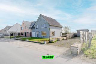 In het centrum van Koekelare bevindt zich deze instapklare halfopen woning, die comfort en een uitstekende ligging perfect combineert. Dankzij...