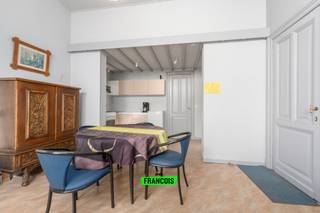 Bent u op zoek naar een ideaal gelegen appartement aan zee? Dit charmante gelijkvloers appartement bevindt zich in een kleinschalige residentie in een rustige straat, op wandelafstand van zowel het strand als het station. De perfecte combinatie van rust en bereikbaarheid!<br /><br />Het appartement beschikt over mooie, ruime kamers en een lichtrijke leefruimte met aanpalende keuken. Verder omvat het appartement twee volwaardige slaapkamers, een praktische badkamer en een gastentoilet. <br /><br />Dankzij de aangename volumes en de doordachte indeling biedt dit appartement heel wat potentieel. Mits een renovatie kan u deze eigendom omtoveren volledig naar eigen smaak en stijl. Het appartement wordt verwarmd via decentrale verwarming op aardgas.<br /><br />De centrale ligging zorgt ervoor dat u winkels, openbaar vervoer en de zeedijk in slechts enkele minuten te voet bereikt. Ideaal als vaste woonst, tweede verblijf of interessante investering aan de kust.<br /><br />Interesse? Contacteer ons vandaag nog voor meer informatie of een bezoek ter plaatse!<br /><br />