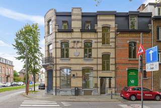 In een kleinschalig historisch, doch volledig gerenoveerd gebouw vinden we op de tweede verdieping dit ruime en bijzonder sfeervolle appartement met twee riante slaapkamers.<br /><br />Bij het binnenkomen vallen meteen de mooie parketvloer, de verzorgde afwerking en het warme karakter van het appartement op. Dankzij de ligging op de tweede verdieping geniet de leefruimte aan de voorzijde van een aangenaam open uitzicht over de omliggende bebouwing en richting het plein voor de Onze-Lieve-Vrouw-Geboortekerk. Het vrije zicht draagt bij aan het aangename gevoel van ruimte en rust.<br /><br />Aansluitend aan de leefruimte bevindt zich de open en volledig uitgeruste keuken met een gezellig eiland. De warme parketvloer werd doorgetrokken doorheen nagenoeg het volledige appartement, met uitzondering van de vochtige ruimtes, en vormt samen met de hedendaagse afwerking een mooi en harmonieus geheel.<br /><br />Via de nachthal bereiken we de twee riante slaapkamers. Eén slaapkamer bevindt zich aan de zijde van de d’Urselstraat, terwijl de tweede slaapkamer aan de achterzijde van het gebouw gelegen is. In de nachthal werd bovendien een functionele bergkast voorzien. De ruime badkamer is uitgerust met een comfortabele inloopdouche en geniet dankzij de lichtkoepel van aangenaam natuurlijk daglicht. Verder beschikt het appartement over een afzonderlijk toilet.<br /><br />Ook praktisch heeft deze woonst heel wat te bieden. In de kelderverdieping beschikt het appartement over een private kelderberging en in de gemeenschappelijke inkomhal is een fietsenberging voorzien.<br /><br />Een appartement dat sfeer en gezelligheid uitstraalt, met royale ruimtes, twee volwaardige slaapkamers en een aangenaam open uitzicht. Het historische karakter van het gebouw werd op een geslaagde manier gecombineerd met hedendaags wooncomfort, wat resulteert in een charmant appartement met een geheel eigen karakter.<br /><br />Last but not least: gunstig EPC label A: 48kwh/m² + conforme elektriciteit én individuele zonnepanelen!<br /><br />Heeft u interesse in dit appartement? Neem dan contact met het kantoor van VB Vastgoed Hoboken op het nummer 03 337 50 70 of via <span>info@vbvastgoed.be</span><br /> 