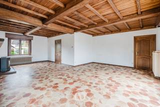 SIGN UP FOR THE FIRST VISIT MOMENT ON THURSDAY 27 AUGUST VIA OUR WEBSITE!<br /><br />Are you looking for a spacious home in a beautiful rural location in Mullem with over 250 m² of living space? Found it!<br /><br />The spacious plot, easily accessible location in rural Mullem, and the sturdy structure of the home are just a few of the many assets we find here. From the home, you also enjoy a beautiful view of the surrounding agricultural area.<br /><br />LAYOUT:<br /><br />GROUND FLOOR:<br />You enter the home through the entrance hall with a guest toilet. From here, you have access to the spacious living room that connects to the kitchen. Thanks to the location, you can enjoy a beautiful view of the fields from these spaces. There is also a first bedroom and a practical storage room next to the kitchen, which connects to the spacious garage on the ground floor.<br /><br />1ST FLOOR:<br />On the first floor, you arrive in the spacious hallway. Here, there are three more bedrooms, an office space, and an extra room that can be converted into a bathroom.<br /><br />BASEMENT:<br />The home also has a practical basement, ideal for extra storage space.<br /><br />Does this spacious home in a beautiful rural location sound like something for you? Then don't hesitate and contact us today for a visit!