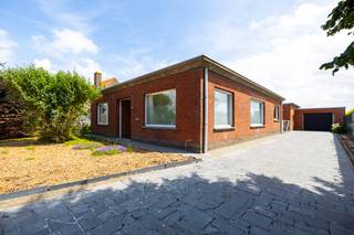 <h2><span>Gelijkvloerse, rolstoelvriendelijke bungalow met polyvalent bijgebouw op een ruim perceel in Ruddervoorde</span></h2>
<p><span>Bent u op zoek naar een comfortabele woning waar toegankelijkheid, ruimte en veelzijdigheid samenkomen? Dan is deze verzorgde bungalow in Ruddervoorde beslist een bezoek waard. Gelegen op een mooi perceel van </span><strong><span>1.051 m²</span></strong><span> geniet u hier van een rustige woonomgeving, een praktische gelijkvloerse indeling en tal van mogelijkheden voor de toekomst.</span></p>
<p><span>De woning beschikt over </span><strong><span>drie volwaardige slaapkamers</span></strong><span> en werd volledig gelijkvloers ingericht, waardoor ze uitermate geschikt is voor wie comfortabel en levenslang wil wonen. Dankzij de rolstoelvriendelijke indeling vormt deze eigendom bovendien een uitstekende keuze voor mindervaliden of senioren die op zoek zijn naar een toegankelijke woning zonder in te boeten aan ruimte en wooncomfort.</span></p>
<p><span>Een bijzondere meerwaarde is het </span><strong><span>afzonderlijke bijgebouw</span></strong><span>, dat volledig naar eigen wens kan worden ingericht. Denk aan een kangoeroewoning, zorgwoning, praktijkruimte, bureau voor een zelfstandige activiteit, hobbyruimte of een gezellige mancave. Deze extra ruimte maakt de woning bijzonder flexibel en toekomstgericht.</span></p>
<p><span>Ook op praktisch vlak scoort deze eigendom uitstekend. De dubbele garage met elektrische sectionale poort biedt plaats aan twee wagens, terwijl de ruime oprit voldoende parkeergelegenheid voorziet voor meerdere voertuigen.</span></p>
<p><span>Buiten geniet u van een volledig afgesloten en zonnige tuin waar rust, privacy en ontspanning centraal staan. Een heerlijke plek om te genieten van lange zomeravonden, te tuinieren of gezellig samen te zijn met familie en vrienden.</span></p>
<p><span>Daarnaast beschikt de woning over een </span><strong><span>conform gekeurde elektrische installatie</span></strong><span>, wat een extra geruststelling biedt voor de toekomstige eigenaar.</span></p>
<h3><span>Troeven</span></h3>
<ul>
<li><span>Verzorgde gelijkvloerse bungalow</span></li>
<li><span>Drie volwaardige slaapkamers</span></li>
<li><span>Rolstoelvriendelijke indeling</span></li>
<li><span>Ruim perceel van </span><strong><span>1.051 m²</span></strong></li>
<li><span>Veelzijdig bijgebouw met tal van gebruiksmogelijkheden</span></li>
<li><span>Ideaal voor kangoeroewonen, mantelzorg of een zelfstandige activiteit</span></li>
<li><span>Dubbele garage met elektrische sectionale poort</span></li>
<li><span>Ruime oprit voor meerdere voertuigen</span></li>
<li><span>Volledig afgesloten en zonnige tuin</span></li>
<li><span>Conforme elektrische installatie</span></li>
</ul>
<p><span>Een eigendom die comfort, toegankelijkheid en flexibiliteit perfect weet te combineren. Ideaal voor gezinnen, senioren, zelfstandigen of iedereen die op zoek is naar extra ruimte en toekomstgerichte woonmogelijkheden.</span></p>