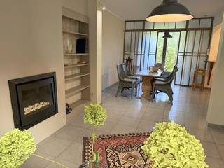 Op zoek naar een gelijkvloers appartement waar je volop kan genieten van rust, groen en privacy, maar toch ook dicht bij alle dagelijkse voorzieningen woont? In de charmante Jef Crickstraat in Sint-Amandsberg bevindt zich dit sfeervol appartement. De indeling is de volgende: ruime inkomhal, badkamer met ligbad/douche en lavabo, slaapkamer, apart toilet, toegang tot de droge kelder (met diepvries). De leefruimte beschikt over een gezellige zithoek en eetruimte. Alsook aparte ruimte die kan gebruikt worden als bureauruimte, hobbykamer of knusse leeshoek. De geïnstalleerde keuken sluit mooi aan bij de leefruimte en biedt alles wat nodig is voor het dagelijkse comfort. Een van de grootste troeven van deze woning is ongetwijfeld de grote, groene tuin. Hier geniet je van planten en bomen, sfeervolle rozenstruiken en een rustige, natuurlijke omgeving. Wie graag buiten bezig is en voldoening haalt uit een mooie tuin, vindt hier een bijzonder fijne plek. Ook koele zomers zijn hier gegarandeerd! Verder beschikt de woning over een fietsenberging en een autostaanplaats voor de wagen. Hoewel de woning bijzonder rustig en groen gelegen is, bevinden heel wat voorzieningen zich vlakbij: grootwarenhuizen, bakker, slager en openbaar vervoer zijn gemakkelijk bereikbaar. Ook het zwembad met omliggend Rozebroekenpark ligt in de nabije omgeving, ideaal voor ontspanning, wandelen of sport. Onmiddellijk beschikbaar, uitermate geschikt voor een koppel of alleenstaande. Huurprijs 1.050 euro + 25 euro/m vaste kost (onderhoud CV + ledigen septische put).