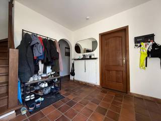 <p>Deze ruime villa met een bewoonbare oppervlakte van ca. 250 m² combineert een royale woonoppervlakte met een verrassend rustige ligging. De woning bevindt zich aan de Kapellei 216 te Zoersel, ter hoogte van de voormalige ‘Toverfluit’. Hoewel de Kapellei in het algemeen gekend is als een drukke verbindingsweg, ligt deze woning in een doodlopende uitmonding van de Kapellei. Hierdoor geniet u hier van een rustige en residentiële woonomgeving, terwijl u toch een vlotte bereikbaarheid behoudt.</p>
<p>De woning beschikt over een ruime living, vier slaapkamers, twee badkamers, een bureau, een dubbele garage en een zolderverdieping over de volledige oppervlakte van de woning (geen vaste trap).</p>
<p>INDELING:</p>
<p>GLV: Een ruime en lichtrijke leefruimte, een gesloten en volledig geïnstalleerde keuken, een bureau ruimte, een inkomhal en een dubbele garage die tevens dienstdoet als wasplaats.</p>
<p>V1: 4 slaapkamers, de ruime hoofdslaapkamer beschikt over een potentiële dressing en een ensuite badkamer. Daarnaast zijn er nog 3 slaapkamers en een tweede moderne badkamer met inloop douche.</p>
<p>De zolder is over de volledige oppervlakte van het huis en is te bereiken via een luik.</p>
<p></p>
<p>BIJZONDERHEDEN:</p>
<ul>
<li>Huurprijs 1850 euro/maand</li>
<li>Bijzonder ruime slaapkamers</li>
<li>Gigantische tuin</li>
<li>3 maanden huurwaarborg</li>
<li>Beschikbaar vanaf 1 september 2026</li>
</ul>
