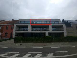 Nabij het centrum van Deinze bevindt zich dit appartementsgebouw bestaande uit 8 appartementen met garage of autostaanplaats. Het...