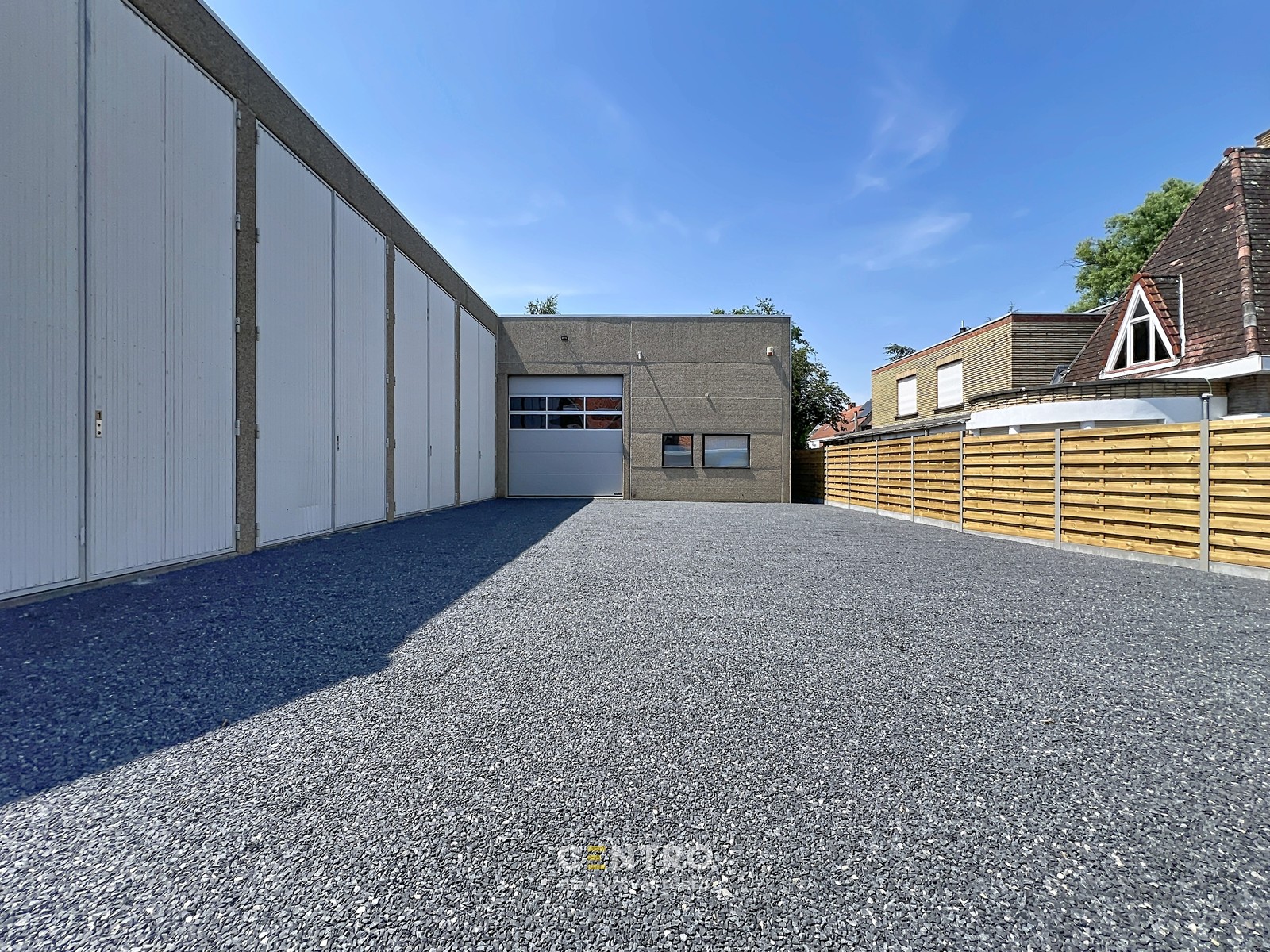Instapklaar bedrijfspand (±345 m²) met magazijn, kantoor én 4 verhuurbare opslagunits, 1 garage en ruime parking op 603 m²  te INGELMUNSTER! - foto 2
