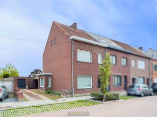 <br /><strong>TE RENOVEREN</strong> <strong>HALFOPEN BEBOUWING</strong> met GARAGE en TUIN op een GUNSTIGE LIGGING in een VERKEERSLUWE FIETSSTRAAT nabij het CENTRUM van MERELBEKE. Deze woning biedt dankzij haar PRAKTISCHE INDELING en UITBREIDINGSMOGELIJKHEDEN heel wat POTENTIEEL en kan, mits renovatie, uitgroeien tot de IDEALE WOONST voor u en uw GEZIN.<br />Op het gelijkvloers betreedt u de inkomhal die toegang biedt tot de woonkamer. Aansluitend bevindt zich de te renoveren keuken met toegang tot de kelder en de badkamer met toilet. Op de 1ste verdieping biedt de nachthal toegang tot 2 slaapkamers en een praktische berging. De zolder biedt bijkomende mogelijkheden voor het creëren van een 3de slaapkamer of hobbyruimte.<br />Buitenshuis beschikt de woning over een ruime oprit, een garage, een bijkomende bergruimte en een knusse tuin waar u in alle rust kan genieten.<br /><br />Adres: Polderstraat 62 te Merelbeke<br /><br />EPC: 886kWh/m², G-score en P-score A, renovatieverplichting van toepassing