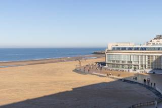 RUIM DRIE SLAAPKAMER APPARTEMENT MET FRONTAAL ZEEZICHTOp een absolute topligging langs de Albert I Promenade bevindt zich dit zeer mooie, hedendaagse...