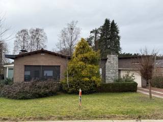 Woning op een perceel van 21 are met 3 slpks, badkamer, keuken, toilet, kelder, garage met automatische poort en buitenberging