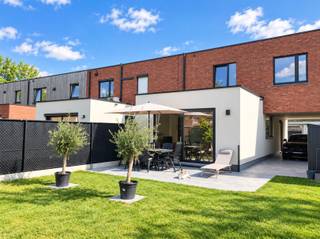 BIENVENUE DANS CETTE MAGNIFIQUE MAISON MODERNE À BELSELEIl s'agit d'une maison familiale contemporaine très attrayante, au design raffiné et aux finitions haut de gamme. La propriété se présente comme un joyau architectural, alliant harmonieusement une façade en briques et des annexes modernes en clinker blanc.EXTÉRIEUR ET AMÉNAGEMENT DU JARDINLa maison est entourée d’un joli jardin bien entretenu, avec des pelouses verdoyantes et des plantations élégantes. La maison dispose d’une terrasse spacieuse équipée d’un coin salon et d’un espace repas, idéale pour les loisirs en plein air et les moments conviviaux en famille ou entre amis. Un agréable patio agrémenté d’un parasol invite à la détente et à profiter du cadre.AGENCEMENT ET DISTRIBUTION DE L’ESPACEÀ votre arrivée, vous pénétrez dans un hall d’entrée très soigné, baigné de lumière naturelle grâce à de grandes baies vitrées. Un élégant escalier en bois mène à l’étage supérieur. Le rez-de-chaussée dispose d’une grande cuisine ouverte, parfaitement adaptée à la vie de famille moderne, avec un accès direct à la terrasse donnant sur le jardin.BLOC CUISINELa cuisine est équipée d’un impressionnant îlot central aux finitions noires et aux plans de travail dans des tons gris. Des placards aux teintes neutres offrent un vaste espace de rangement. De grandes baies vitrées coulissantes donnent sur le jardin et assurent une transition harmonieuse entre l’intérieur et l’extérieur.SALONLe salon attenant est très spacieux et offre tout le confort nécessaire à la vie de famille. Les revêtements de sol haut de gamme et l’éclairage par spots créent une ambiance moderne et raffinée. L’accès direct à la terrasse en fait l’endroit idéal pour passer des moments conviviaux.CHAMBRESLa maison dispose de trois chambres. L’une d’entre elles, la chambre parentale, dispose d’un accès à la terrasse et d’une vue dégagée ; elle est équipée d’une armoire encastrée moderne et d’un mur d’accent bleu vif qui lui confère du caractère. Une deuxième chambre offre un espace avec un bureau et un coin de travail privés, également dotés de grandes baies vitrées laissant entrer la lumière naturelle. La troisième chambre complète le logement.SALLE DE BAINSLa maison dispose d’une salle de bains entièrement équipée et au design moderne, avec une douche à l’italienne revêtue de carrelage gris, un double lavabo sur un élégant meuble noir et de grands miroirs. Un espace séparé est dédié à la baignoire, offrant une baignoire de luxe et des possibilités de détente illimitées. Des radiateurs sèche-serviettes et des équipements sanitaires haut de gamme viennent parachever cet espace privé.QUALITÉ DES FINITIONSPartout dans la maison, le souci du détail et de la qualité est clairement visible : un éclairage subtil, de belles peintures, des revêtements de sol aux couleurs neutres et des encadrements de portes rehaussés de touches noires créent un intérieur harmonieux et moderne.C’est une maison idéale pour les familles à la recherche de confort contemporain, d’espace et de style à Belsele.
