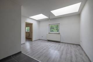 <p>Wie zoekt naar een woning met ruimte, flexibiliteit en tal van mogelijkheden? Dan is deze unieke eigendom in Wondelgem zeker een bezoek waard.<br /><br />Met maar liefst 5 slaapkamers en 2 badkamers is dit de ideale thuis voor grote gezinnen, samengestelde gezinnen of gezinnen met een zorgouder of inwonende (jong)volwassen kinderen.<br /><br />Een absolute troef is de enorme garage en opslagruimte, perfect voor wie nood heeft aan extra bergruimte, een hobbyruimte zoekt of een bijberoep wenst uit te oefenen.<br /><br />De veelzijdige indeling biedt tal van mogelijkheden om wonen en werken te combineren!<br />Buiten geniet u van een aangenaam zuidgericht terras, waar u de hele dag door kunt genieten van de zon in alle rust. De woning werd bovendien vernieuwd door de jaren heen, hedendaags comfort terwijl u nog steeds de mogelijkheid heeft om de woning verder naar eigen smaak en wensen in te richten.<br /><br />Troeven op een rij:<br />Uitzonderlijk groot woonvolume<br />5 ruime slaapkamers<br />2 badkamers, mogelijkheid voor 3 badkamers.<br />Ideaal voor grote gezinnen, kangoeroewonen of inwonende familieleden<br />Zeer ruime garage en opslagmogelijkheden<br />Zuidgericht zonneterras<br /><br />Een unieke opportuniteit! Contacteer Nele vandaag nog voor meer informatie of een bezoek ter plaatse via 0470 79 66 20 of nele@cornelis-goeman.be<br /><br />De opgegeven informatie en oppervlaktes zijn informatief en niet bindend.</p>