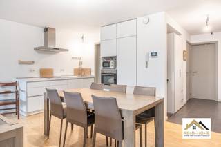 Dit gelijkvloerse appartement is gelegen in een nieuw complex, op de rand van Lokeren. In de onmiddellijke buurt bevinden zich heel wat aangename groenzone's om te ontspannen, terwijl alle voorzieningen toch vlakbij zijn. Via de gemeenschappelijke inkomhal kom je in je eigen open inkom met gastentoilet en een vestiaire. Zo bereik je de heel lichtrijke leefruimte met open keuken. Net naast de keuken is er een handige opbergplaats/wasplaats voorzien. De gevelbrede raampartijen bieden een open zicht op de tuin en het terras (die je ook via een poortje aan de zijkant kan bereiken). De enige slaapkamer bevindt zich vooraan het pand, en deze beschikt over een aanpalende badkamer met inloopdouche. Parkeergelegenheid is er achteraan het complex; staanplaats wordt verkocht voor 20.000 euro. Via de staanplaats heb je ook toegang tot de tuin. Dit is een ideale starterswoning, voorzien van modern comfort en met gewaarborgde rust. Inschrijven via mail naar tommy@immo-home.be, geen telefonische inschrijvingen! Volg ons op Fb en Insta. Voor meer info: www.immo-home.be. GRATIS SCHATTING & GRATIS FINANCIEEL ADVIES