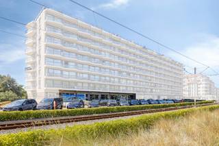 A louer la propriété hôtelière « Poseidon » à A. Ruzettelaan 157 à Blankenberge<br /><br />Vous recherchez le point de départ idéal pour votre concept d'accueil sur la côte belge ? Dans la résidence « Poseidon », située au centre de la rue Albert Ruzettelaan 157 à Blankenberge, nous vous proposons cette belle propriété d'accueil.<br /><br />Les avantages de ce bâtiment :<br />Emplacement idéal : Situé dans un endroit commercialement intéressant à Blankenberge, à quelques pas de la mer et de l'attraction touristique Sea Life.<br />Prêt à emménager : Le bâtiment est équipé en tant que restaurant. Grâce à la cuisine largement équipée, vous pouvez vous lancer rapidement après une petite reprise des appareils et du mobilier existants.<br />Lumière et espace : Le bâtiment dispose d'une salle de consommation spacieuse et accueillante avec une grande vitrine, ce qui garantit une excellente visibilité à votre entreprise.<br />Rangement supplémentaire : Un atout majeur pour tout entrepreneur hôtelier est le sous-sol spacieux, idéal pour le stockage supplémentaire et la gestion des stocks.<br />Options de terrasse : Il est possible d'installer une terrasse, ce qui représente une énorme valeur ajoutée pour votre chiffre d'affaires par beau temps.<br />Prise de contrôle et conditions :<br />Il y a une reprise des appareils et du mobilier existants.<br />La taxe foncière est à la charge du locataire.<br /><br />