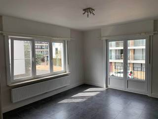 <strong>Instapklaar 2-slaapkamerappartement</strong> op uitstekende ligging in Zeebrugge, vlakbij het strand.  <br />Recentelijk  gerenoveerd met een aantrekkelijke moderne en kwalitatieve afwerking en inrichting.<br />Een comfortabele, energiezuinige en eigentijdse woongelegenheid aan de Belgische kust! <br />+ Energielabel B!<br />+ Goede mobiscore 7,8 op 10!<br /><br />Omvat een inkom, lichtrijke living, ingerichte keuken, 2  slaapkamers, badkamer met inloopdouche. <br />Kosten : + 20 euro per maand  forfait minuterie<br />#leukwonen #zeebrugge #brugge<br /><br />Beschikbaar  1 november 2026