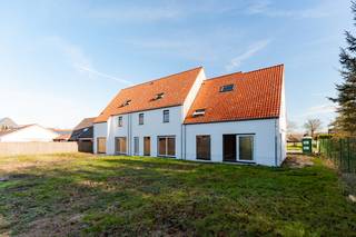 Prachtige nieuwbouwwoning in de Jan Breidelstraat, in het hart van Oostkamp!Nog 2 van de 3 woningen beschikbaar! Reeds 33% verkocht en momenteel in...