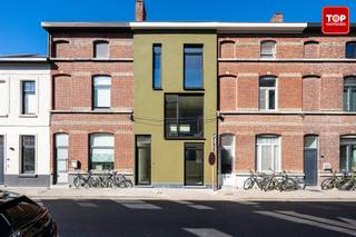 Deze volledig en hoogwaardig gerenoveerde woning werd van A tot Z aangepakt, van riolering tot dak, en voldoet vandaag aan de strengste energie-eisen met een uitstekende EPC-score A. De architecturale indeling met split-levels zorgt voor een unieke woonbeleving met veel licht en een speelse dynamiek.<br /><br />Bij het binnenkomen bevindt zich de inkomhal met een praktische voorplaats, ideaal voor fietsen, wasmachine en extra bergruimte. Op het gelijkvloers vindt u vervolgens de volledig geïnstalleerde keuken, die dankzij de grote glaspartijen tot boven baadt in het licht en een zicht biedt op de gezellige stadskoer.<br /><br />De eerste verdieping herbergt een lichtrijke leefruimte met grote raampartijen die zorgen voor een aangename en open sfeer. Op de tweede verdieping bevinden zich twee volwaardige slaapkamers. De derde verdieping biedt nog eens twee slaapkamers en een moderne douchekamer.<br /><br />Gelegen in een groene en aangename omgeving, met een groenstrook en de Schelde op slechts 50 meter afstand, combineert deze woning rust met een uitstekende bereikbaarheid.<br />Onmiddellijk beschikbaar. <br /><br />Contacteer Top Vastgoed voor een bezoek op 0475 700 700.