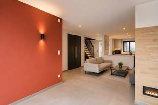 Instapklare woning met 3 slaapkamers te Alveringem. Bent u op zoek naar een gezellige en instapklare woning in een rustige omgeving? Dan is deze charmante woning in Alveringem precies wat u zoekt. Op het gelijkvloers vindt u een aangename leefruimte die overgaat in de open keuken, wat zorgt voor een ruim en lichtrijk geheel. Aansluitend bevindt zich de eetkamer met zicht op de tuin, ideaal om te genieten van gezellige momenten met familie en vrienden. Verder beschikt het gelijkvloers over een praktische wasplaats, een apart toilet en een badkamer uitgerust met een douche en lavabomeubel. Op de bovenverdieping zijn er drie slaapkamers. De hoofdslaapkamer heeft een extra troef dankzij de aanwezigheid van een mezzanine, die perfect kan dienen als bureauruimte, dressing, zolder of extra slaapgedeelte. Ben jij benieuwd naar meer? Neem vandaag met ons contact op. Foto 2,3,4,5 & 6 zijn foto's die bewerkt werden om een voorbeeld te geven hoe de woning kan worden ingericht.