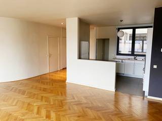 Dit ruim, lichtrijk en in de Leiestraat gelegen appartement (123 m²) vraagt zeker jullie aandacht. Indeling : Een grote inkomhal met gastentoilet (+ handwasser), een grote living met vast parket (30 m²), een ingerichte open keuken, een badkamer (dubbele lavabo, ligbad en inloopdouche), 3 slaapkamers (6, 12 en 13 m²) en een kelder. Het appartement werd voorzien van nieuwe geluidswerende en isolerende aluminium ramen. Het appartement is gelegen op 50 m. van de Grote Markt, Carrefour, een beenhouwerij, een bakkerij en een bushalte. 