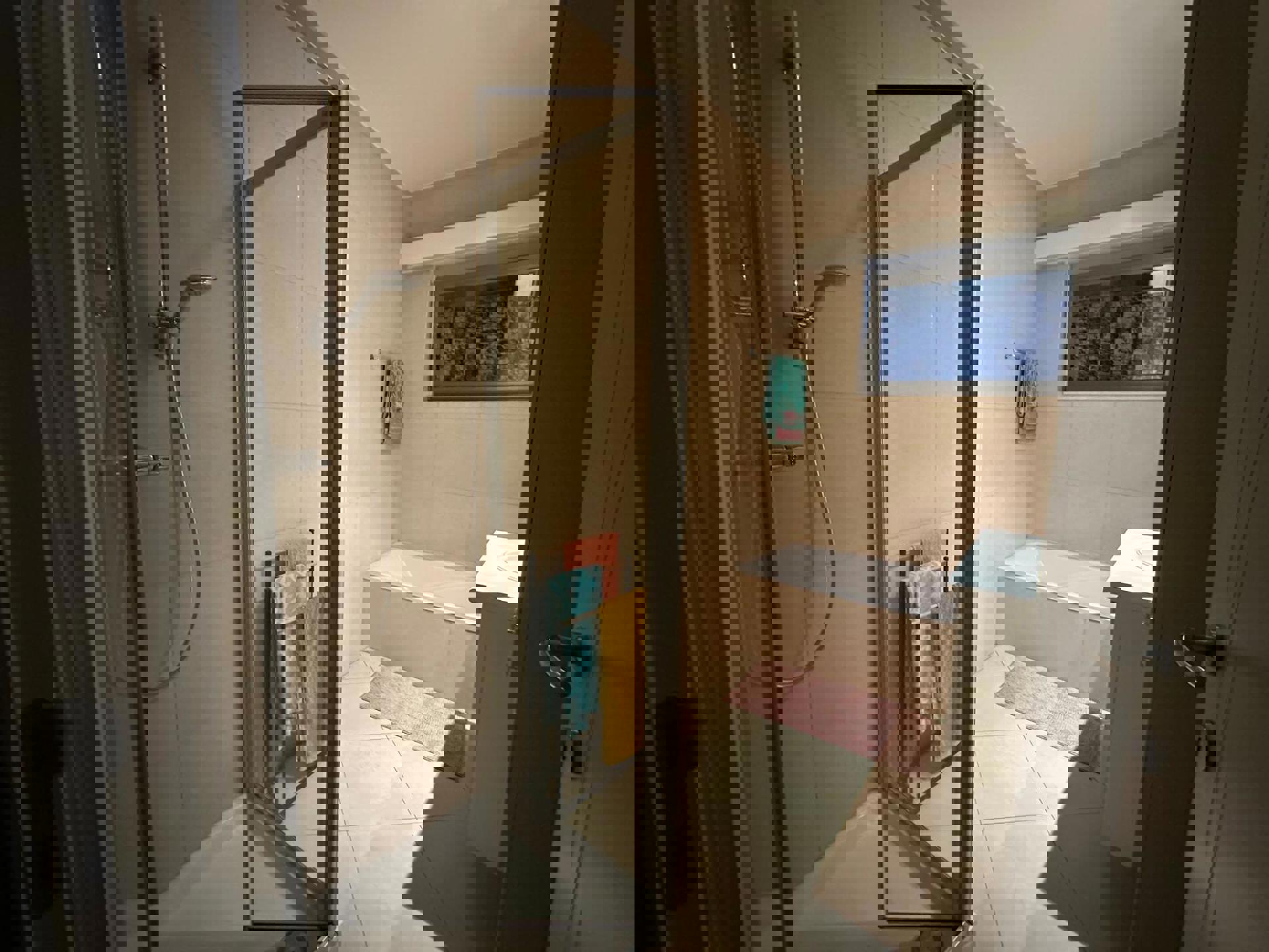 Gelijkvloers 2 slaapkamer appartement met tuin en garage. - foto 5