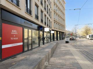 <p><span>GHENT - Vogelmarkt: Looking for a commercial ground floor </span><span>for rent in the heart of Ghent?</span><span> Then this property may be for you.</span></p><p><span> </span></p><p><span>The main assets in a nutshell:</span></p><ul><li><span>Exclusive location on Kouter Ghent</span></li><li><span>Located in the commercial part of the center </span></li><li><span>Parking at walking distance</span></li><li><span>Facade width of approximately 7.5 m for good visibility</span></li></ul><p><span> </span></p><p><span>Layout:</span></p><p><span>The commercial space is located on the ground floor and is directly accessible from the street. The first part consists of an office space (approx. 55m²) and a separate storage space (approx. 25m²). This part has large windows that provide the rooms with lots of light and also ensure good visibility from the street . The second part consists of a partially equipped kitchen and separate toilet. This exceptional property offers your business the opportunity to establish itself very centrally on one of the most exclusive squares in Ghent. Unique opportunity!</span></p><p><span> </span></p><p><span>Immediately available.</span></p><p><span>Rent: € 3250 + monthly provision: € 150 (private consumption heating). Electricity and water to be paid separately. </span></p><p><span> </span></p><p><span>Contact Axel Lenaerts estate agents for more info or a visit.</span></p>