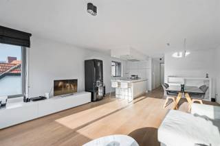 <p><span>Modern en instapklaar appartement gelegen in de gegeerde Pulhofwijk</span></p><p><span> </span></p><p><span>OMGEVING</span></p><p><span>In het hart van de felbegeerde Pulhofwijk in Berchem vinden we dit ruim en licht appartement terug. Een residentiële buurt met een heerlijk groene uitstraling en toch vlakbij winkels, scholen, openbaar vervoer en alle belangrijke invalswegen. Hier woon je rustig, comfortabel en met alle stadsvoorzieningen binnen handbereik. Dé ideale setting voor wie houdt van een kwalitatieve woonomgeving.</span></p><p><span> </span></p><p><span>INDELING</span></p><p><span>In een kleinschalig en verzorgd gebouw bevindt zich dit appartement van 111 m³, waar licht en ruimte centraal staan. </span></p><p><span>We komen binnen via de inkomhal met ingemaakte kast en gastentoilet met handenwasser. De ruime leefruimte op warme parketvloer baadt in het daglicht dankzij de grote raampartijen. Aansluitend vinden we de volledig uitgeruste keuken met 5-pit gasvuur, oven, vaatwasser en spoelbak. </span></p><p><span> </span></p><p><span>In de nachthal bevinden zich extra ingemaakte kasten met aansluiting voor was- en droogmachine. Verder beschikt het appartement over twee volwaardige slaapkamers en een aparte dressing. Via 1 van de kamers heb je toegang tot het aangename terras.</span></p><p><span>De badkamer is uitgerust met inloopdouche, dubbel lavabomeubel, handdoekradiator en automatisch afzuigsysteem. </span></p><p><span> </span></p><p><span>Het appartement is voorzien van een praktische opbergkast op de gelijkvloerse verdieping. De garagebox + staanplaats dienen apart bij aangekocht te worden voor 40.000€.</span></p><p><span> </span></p><p><span>Bijzonderheden</span></p><p><span>- Gelegen in de gegeerde Pulhofwijk</span></p><p><span>- Kleinschalig gebouw</span></p><p><span>- Instapklaar</span></p><p><span>- Garagebox + staanplaats</span></p><p><span>- Laadpaal voorzien</span></p><p><span>- 111 m² - opp. volgens EPC</span></p>